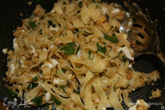 В сковороду с макаронами влить немного воды, в которой они варились, немного оливкового масла, выложить размятые яйца и перемешать. Подавать сразу.