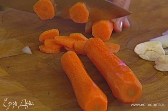 Морковь почистить и нарезать кружками.