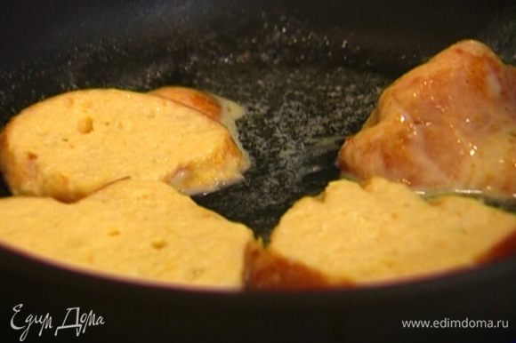 Разогреть в сковороде сливочное масло и обжарить кусочки булочки с двух сторон до золотистого цвета.
