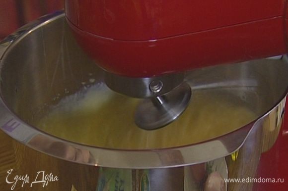 Яйца соединить с коричневым сахаром, оливковым маслом и взбить в комбайне.