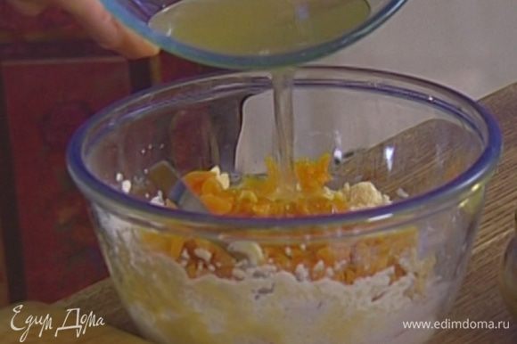 Вымешивать тесто с курагой, понемногу вливая жидкость, в которой замачивалась курага, пока не получится консистенция, похожая на картофельное пюре.