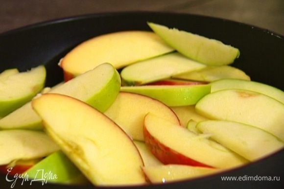 Разогреть в сковороде сливочное масло и прогревать яблоки на небольшом огне.
