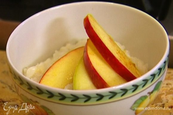 Готовую кашу выложить в тарелки, а сверху — карамелизированные яблоки.