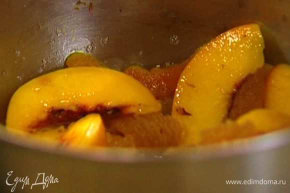 В почти готовый компот добавить дольки свежего персика, влить кленовый сироп и немного прогреть, затем вынуть корицу.