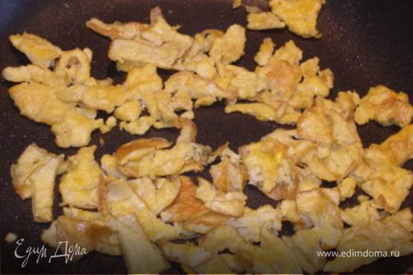 Взбитые яйца смешать с 1/4 ч.л. соевого соуса и поджарить на растительном масле. Разрезать на маленькие кусочки и выложить на тарелку.
