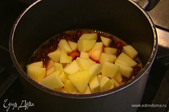 Яблоко очистить от кожицы и, удалив сердцевину с семечками, нарезать кубиками, затем добавить в клюквенный соус и варить 3–4 минуты.
