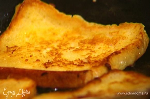 Разогреть на сковороде сливочное и оливковое масло, выложить тосты и обжаривать их по 3–4 минуты с каждой стороны до золотистой корочки.
