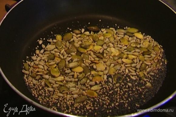 На сухой сковороде слегка обжарить тыквенные и подсолнечные семечки, мак и кунжут.