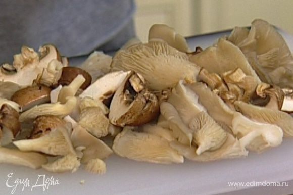 Свежие грибы вымыть, обсушить и нарезать пластинками.