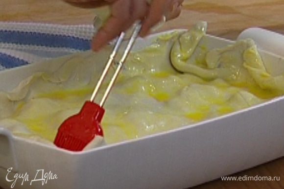 Взбить слегка яйцо, смазать им тесто, проткнуть вилкой пласт в нескольких местах и отправить в разогретую духовку на 20 минут.
