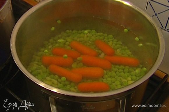 Горошек, фасоль и морковь отваривать в кипящей воде в течение 3−4 минут.