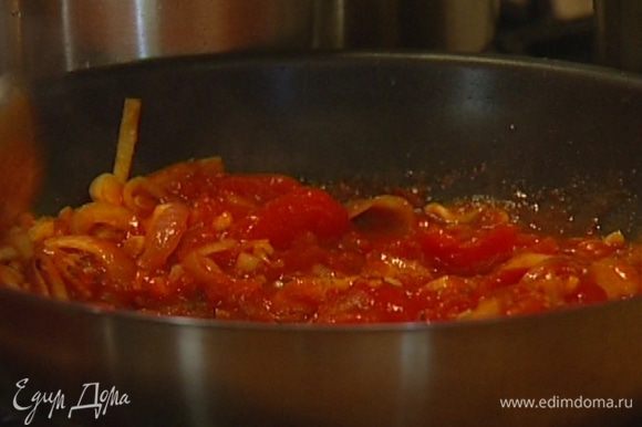 Добавить тмин, кориандр, молотый сладкий перец, томатную пасту, сацебели и помидоры в собственном соку, перемешать и тушить 3−4 минуты.