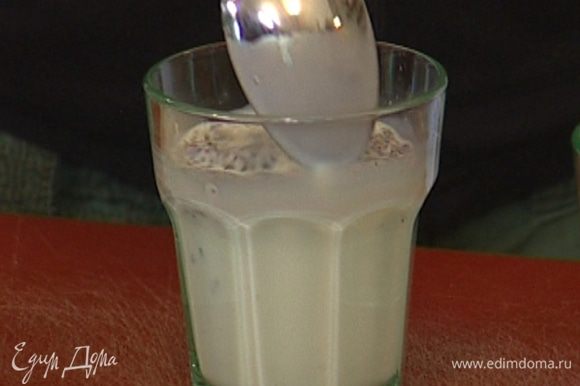 Замочить 6−7 веточек лаванды в молоке и оставить на несколько часов, затем процедить.