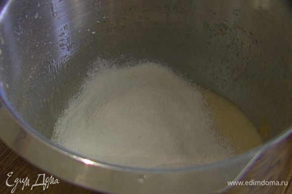 Приготовить тесто: яйца взбить с сахаром, продолжая взбивать, добавить растопленное масло, затем просеянную муку с разрыхлителем и солью.