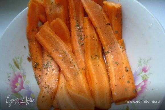 Почисти и нарежь на тонкие дольки морковь+соль+перец+базилик. Поместить на противень с пергаментом/духовка-200 г/20 мин. Подать с хлебом и соусом, а можно и без.