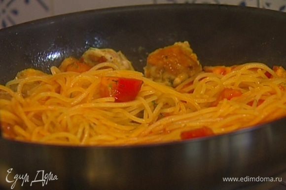 Выложить готовые спагетти в сковороду к соусу, при необходимости влив немного воды, в которой они варились.