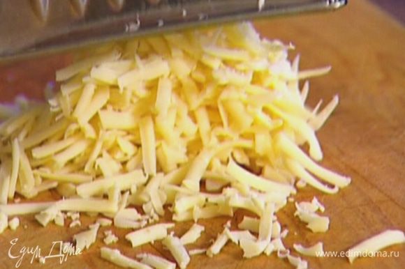 Твердый сыр натереть на крупной терке, добавить к муке с разрыхлителем и еще раз перемешать.