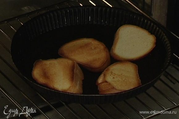 Хлеб нарезать кусками толщиной 1 см и подсушить в духовке с двух сторон до золотистого цвета.