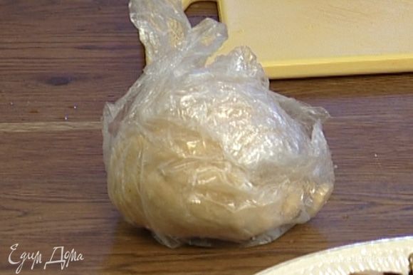 Взбить 1 яйцо со щепоткой соли и сметаной, добавить в муку и замесить тесто. Скатать из теста шар, завернуть в пленку и положить на полчаса в холодильник.