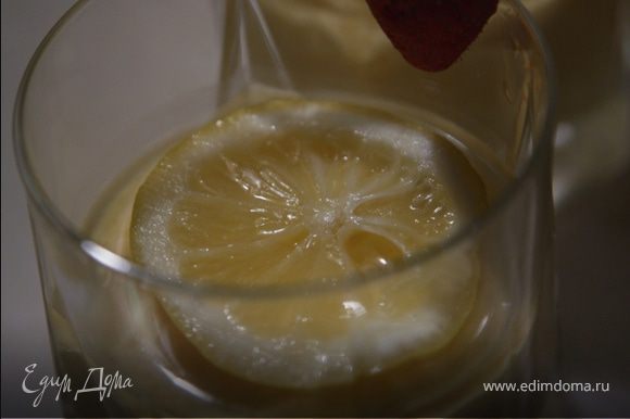 Перед подачей украсить кружками лимона.Сверху влить немного лимонного сиропа.Приятного десерта!