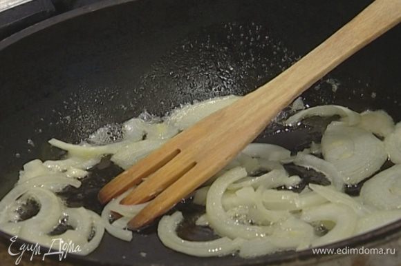 Разогреть в сковороде сливочное масло и слегка обжарить нарезанный лук.