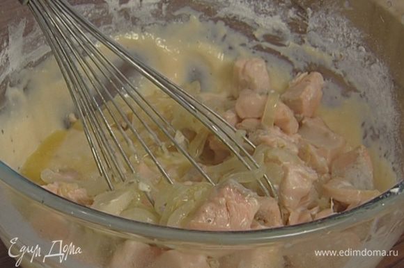 Выложить в тесто обжаренную рыбу с луком, добавить щепотку розового перца.