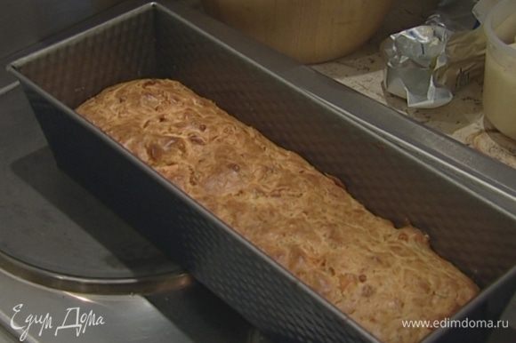 Обмять подошедшее тесто и выложить в форму. Выпекать пирог в разогретой духовке 20−25 минут.