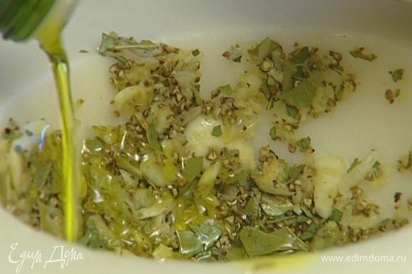 Лавровые листья покрошить в ступку, добавить чеснок, щепотку соли, влить оливковое масло и измельчить все в кашицу.