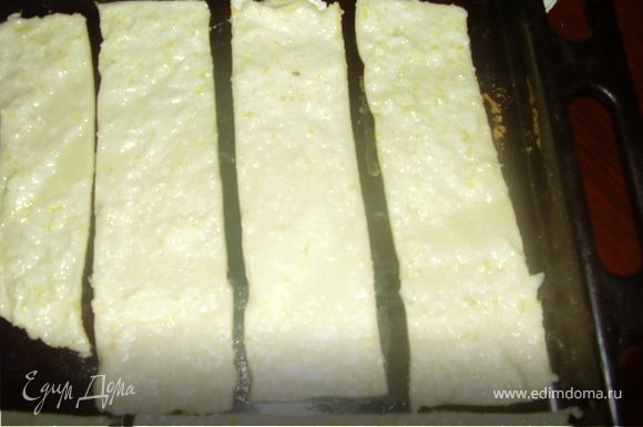 Нарезаем тесто полосками толщиной 2-3 см и выкладываем на противень.Ставим в разогретую до 200 градусов духовку ,выпекаеп печенье до золотистого цвета на среднем уровне.