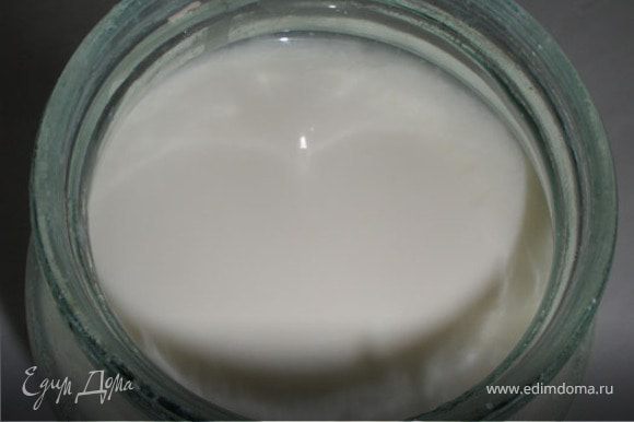 Купите жирное молоко с коротким сроком хранения. Налейте в кастрюлю и подогрейте до 30–40°C. Перелейте в банку, добавьте 4 ст. л. кефира, закройте крышкой и хорошо встряхните. Укутайте теплым и оставьте на 5–8 часов. Нужно добиться состояния, когда при наклоне банки сквашенное молоко плохо отходит от стенок. Если получится, что молоко разделилось на сыворотку и белок — не расстраивайтесь, тоже подходит.