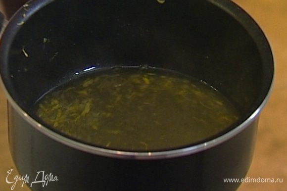 Приготовить желе: в отдельной кастрюле соединить 3 ст. ложки сахара, оставшуюся цедру и 1/3 лимонного сока, поставить кастрюлю на огонь и довести смесь до кипения, так чтобы сахар полностью растворился.