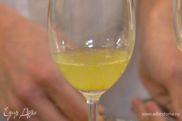 Налить в прозрачные бокалы понемногу лимонного сиропа с желатином и поставить в холодильник.