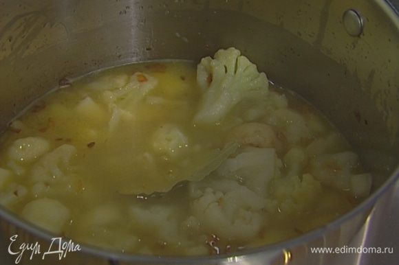 Добавить цветную капусту, посолить и варить до готовности картофеля.