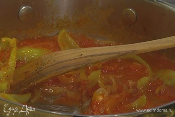Добавить в сковороду сладкий перец, помидоры, половину листьев базилика, посолить и поперчить. Тушить 10–15 минут, пока помидоры не станут однородной массой.