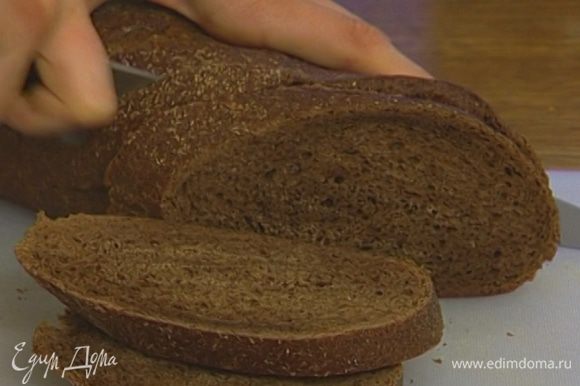 Хлеб порезать не очень тонко, чтобы жидкость омлета могла его пропитать.