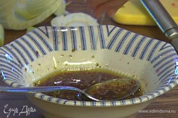 Приготовить заправку: гранатовый сок смешать с оливковым маслом и бальзамическим уксусом, добавить по щепотке соли и перца.
