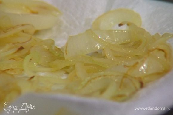 Разогреть в сковороде 1 ст. ложку оливкового масла и обжарить лук до слегка золотистого цвета, а затем выложить на бумажное полотенце, чтобы избавиться от лишнего жира.