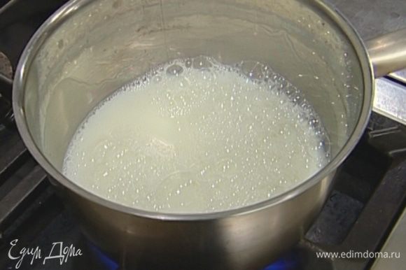 Молоко подогреть, влить вместе с минеральной водой в муку и вымешать тесто.