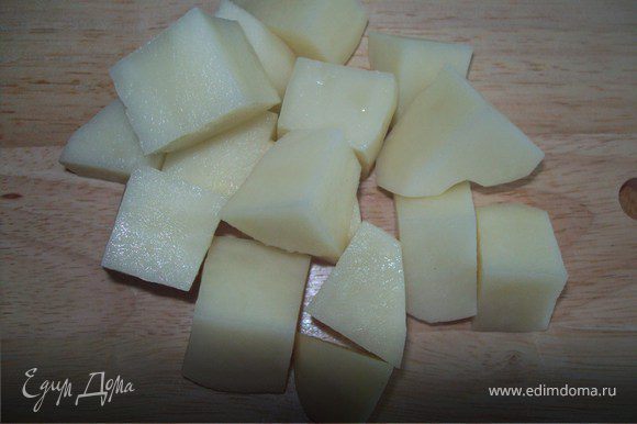 Добавьте в кастрюлю картофельи варите 15 минут