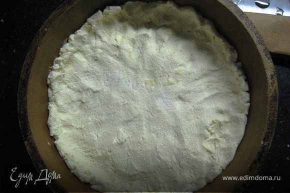 Отделить белок от желтка. Желток, творог, 1 ст.л. манки и чуть соли замесить в тесто типа как на ленивые варенички. Распределить по форме в виде тарталетки.