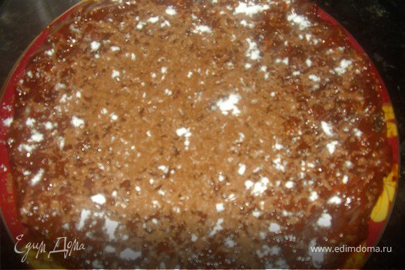 Сверху натираем шоколад и ставим остывший пирог в прохладное местона час,чтоб хорошо застыла абрикосовая глазурь.