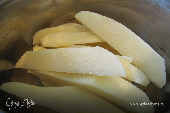 Почистить картошку, нарезать кусочками, сварить до готовности в курином бульоне.