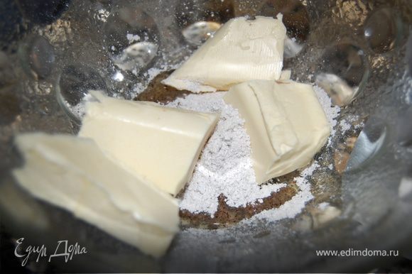 Сливочное масло (200г) взбить с пакетиком ванильного сахара в пышную массу. Добавить понемногу сироп, хорошо взбивая, в конце добавить ложку коньяка.