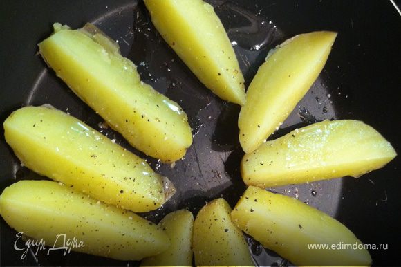 сваренный картофель бросайте на сковородку с большим количеством масла