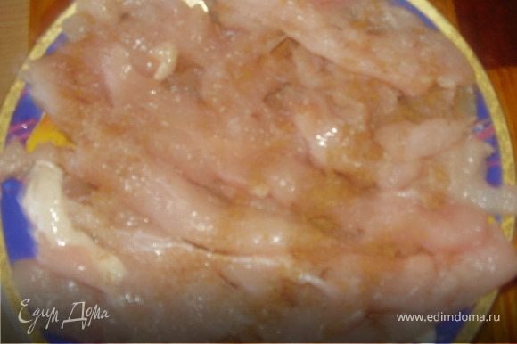 Куриное филе нарезаем набольшими,тонкими полосками,солим,перчим и оставляем на 30 минут промаринрваться.