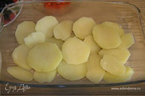 Форму для запекания смазать маслом и выложить слоями картофель,
