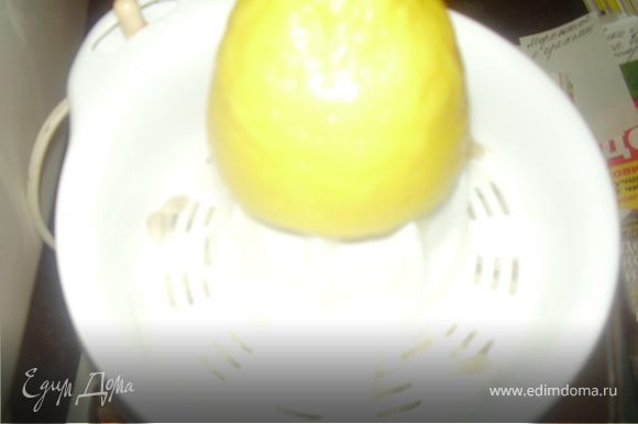 Из лимона выдавливаем сок,заливаем помытую и очищенную клубнику соком лимона,оствляем на 30 минут постоять.