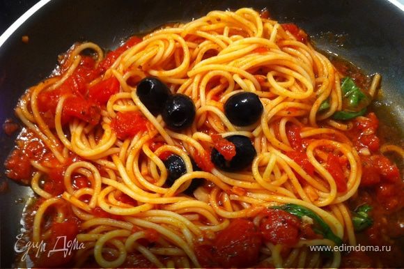 через 2 минуты добавьте спагетти, кусочек сливочного масла, пару оливок и пару листиков базилика перемешайте все и через минуту снимайте с огня, и киньте туда на секунду баклажаны.