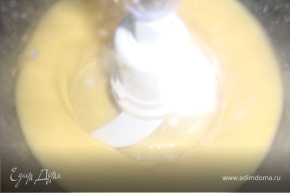 яйца взбить в пышную пену. потом, постепенно добавляя сахар, взбиваем до образования густой пены. Постепенно добавляем просеянную муку и аккуратно перемешиваем тесто ложкой, пока не вберет в себя муку.добавити бананову кашицу перемишати Выпекать бисквит 25-40 минут в нагретой до 180-200°C духовке.