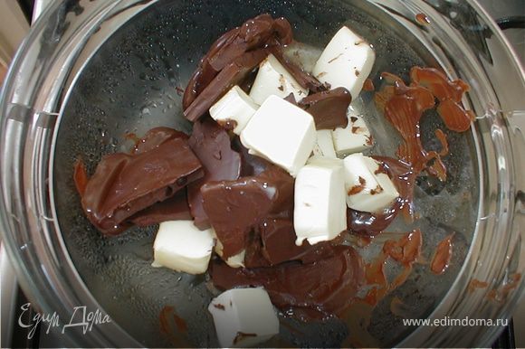 Шоколад растопить с маслом на водяной бане. Как советует Юлия Высоцкая в своих программах: Дно чаши с шоколадом и маслом не должна дотрагиваться до воды.